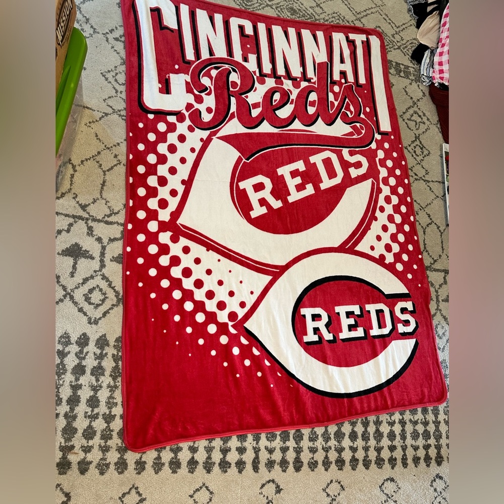 Cincinnati Reds fleece blanket